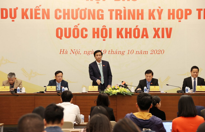 Tổng Thư ký, Chủ nhiệm Văn phòng Quốc hội Nguyễn Hạnh Phúc chủ trì họp báo về dự kiến chương trình kỳ họp thứ 10, Quốc hội khóa XIV. (Ảnh: Trọng Đức/TTXVN) Tiếp tục đổi mới để nâng cao hiệu quả hoạt động của Quốc hội ảnh 1