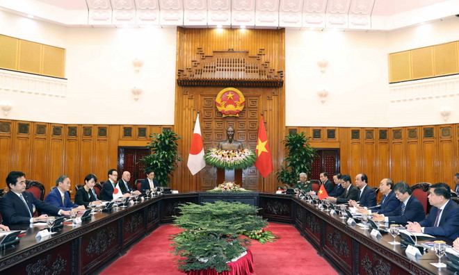 Thủ tướng Nguyễn Xuân Phúc và Thủ tướng Nhật Bản Suga Yoshihide chủ trì buổi hội đàm. (Ảnh: Thống Nhất/TTXVN) Làm sâu sắc hơn nữa quan hệ đối tác chiến lược sâu rộng Việt-Nhật ảnh 2