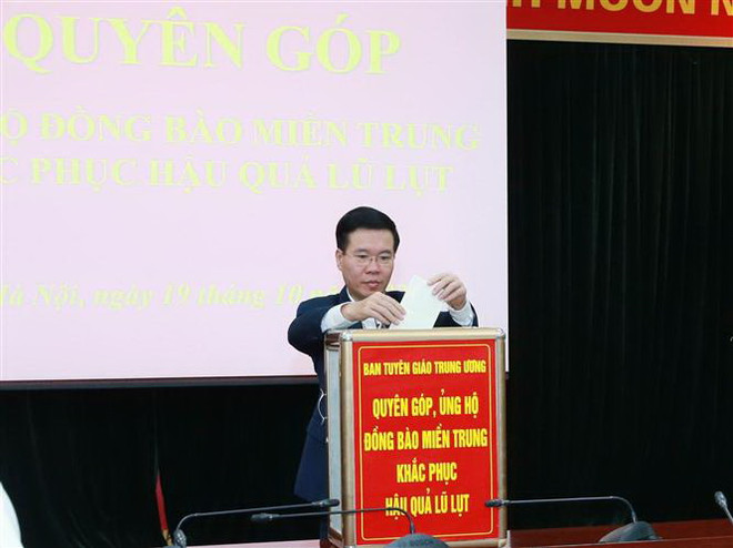 Chung tay ủng hộ đồng bào miền Trung khắc phục hậu quả mưa lũ ảnh 3