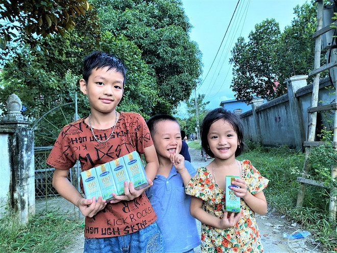 Tại Nghệ An, năm 2020, Vinamilk và Quỹ sữa Vươn cao Việt Nam đã trao tặng gần 60.000 ly sữa cho hơn 660 trẻ em có hoàn cảnh khó khăn, với tổng giá trị khoảng 430 triệu đồng. Vòng tay yêu thương của Vinamilk đến với 'những chiếc lá chưa lành' ảnh 2