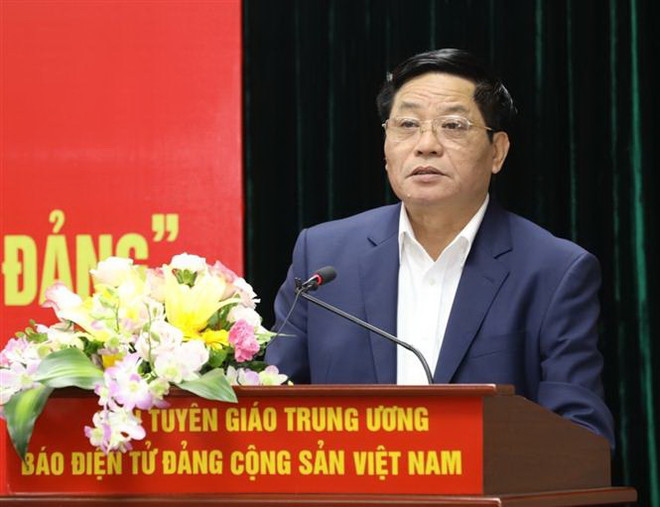 Tổng biên tập Báo điện tử Đảng Cộng sản Việt Nam Trần Doãn Tiến báo cáo đề dẫn tại buổi tòa đàm. (Ảnh: Văn Điệp/TTXVN) Tọa đàm trực tuyến 'Góp ý dự thảo Văn kiện Đại hội XIII của Đảng' ảnh 1