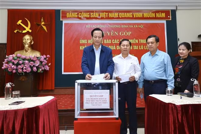 Chung tay ủng hộ đồng bào miền Trung khắc phục hậu quả mưa lũ ảnh 4