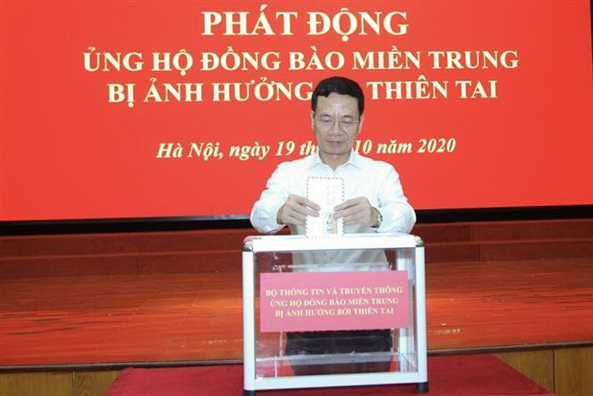 Chung tay ủng hộ đồng bào miền Trung khắc phục hậu quả mưa lũ ảnh 5