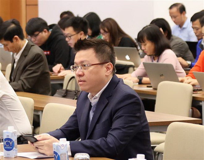 Phó Tổng Giám đốc Thông tấn xã Việt Nam Lê Quốc Minh dự họp báo về dự kiến chương trình kỳ họp thứ 10, Quốc hội khóa XIV. (Ảnh: Trọng Đức/TTXVN) Tiếp tục đổi mới để nâng cao hiệu quả hoạt động của Quốc hội ảnh 3