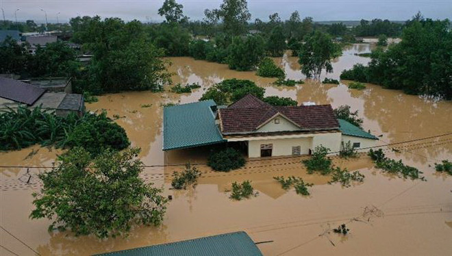 Lũ lớn trên sông Hiếu gây ngập diện rộng tại khu vực xã Thanh An, huyện Cam Lộ và phường Đông Giang, thành phố Đông Hà, tỉnh Quảng Trị. (Ảnh: Hồ Cầu/TTXVN) Mưa lũ tại Quảng Trị đã làm 49 người chết, 8 người mất tích ảnh 1