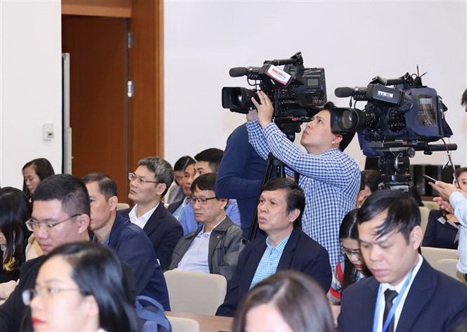 Phóng viên, biên tập viên các cơ quan thông tấn, báo chí dự họp báo về dự kiến chương trình kỳ họp thứ 10, Quốc hội khóa XIV. (Ảnh: Trọng Đức/TTXVN) Tiếp tục đổi mới để nâng cao hiệu quả hoạt động của Quốc hội ảnh 4