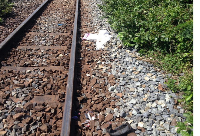 Xe taxi bị tàu hỏa đâm văng và kéo lê 15 mét, lái xe tử vong tại chỗ ảnh 1