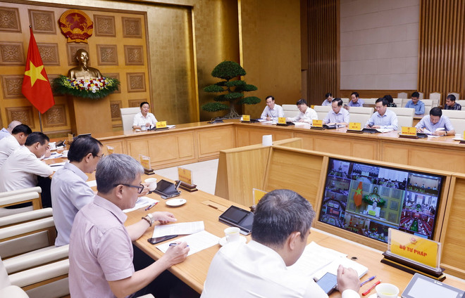 Cuộc họp về tình hình phân bổ, giải ngân vốn đầu tư công và khó khăn, vướng mắc của 29 bộ, cơ quan Trung ương, địa phương thuộc Tổ công tác số 2. (Ảnh: Văn Điệp/TTXVN) ttxvn_pho thu tuong tran hong ha 3.jpg