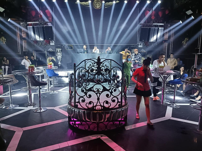 Lực lượng chức năng kiểm tra quán Monaco Lounge. (Ảnh: Công an tỉnh Vĩnh Phúc) Bắt quả tang nhóm đối tượng mua bán, sử dụng ma túy tại Vĩnh Phúc ảnh 1