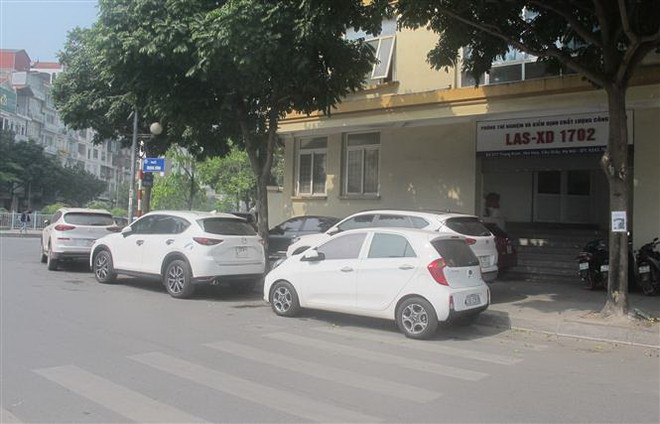 'Chiến dịch' giành lại vỉa hè: Nhiều nơi phớt lờ, ngang nhiên vi phạm ảnh 3