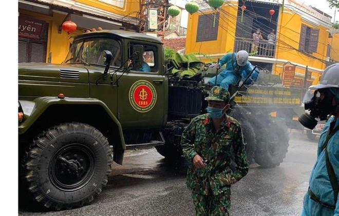 Huy động 6 xe chuyên dụng phun hóa chất khử trùng tại phố cổ Hội An ảnh 1