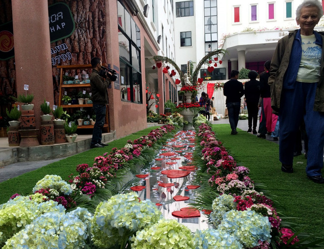 Trải nghiệm “Tiệc yêu” Valentine ngập sắc hoa tại thủ đô Hà Nội ảnh 2