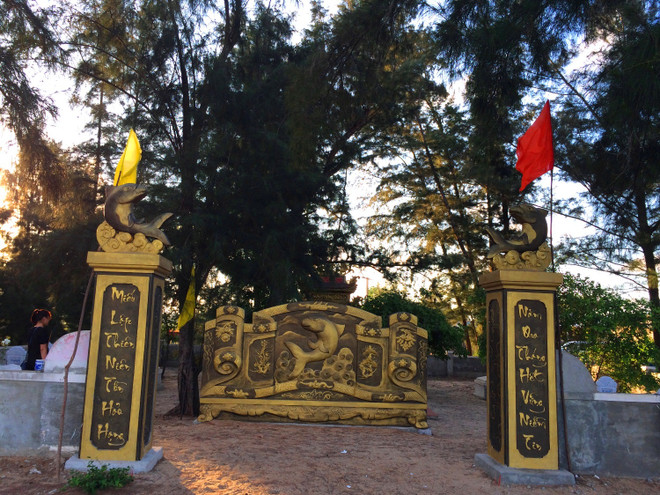 Quảng Bình: Nghĩa địa cá voi linh thiêng bên bờ biển Cảnh Dương ảnh 1