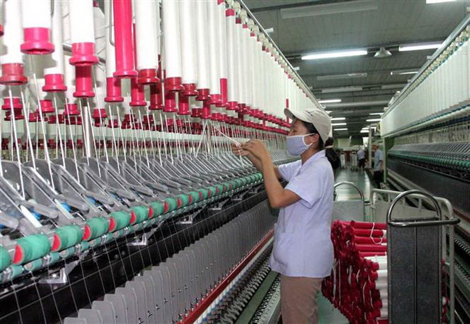 Công nhân làm việc tại nhà máy sợi Huế thuộc Công ty Cổ phần Dệt may Huế (Thừa Thiên-Huế). (Ảnh: Quốc Việt/TTXVN) Thừa Thiên-Huế sau 45 năm giải phóng: 'Cất cánh' bằng nội lực ảnh 3