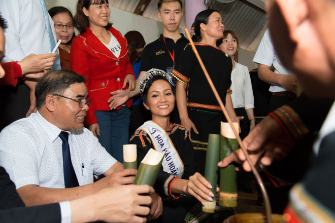 Đoàn xe công nông đón H'Hen Niê về thăm buôn làng quê hương ảnh 10