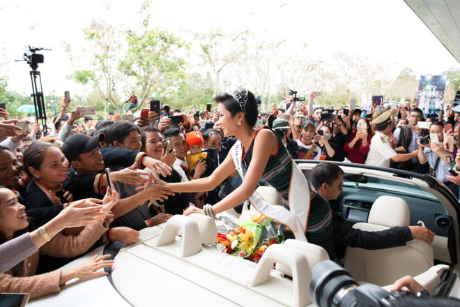 Đoàn xe công nông đón H'Hen Niê về thăm buôn làng quê hương ảnh 5