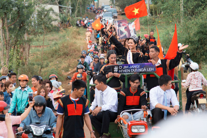 Đoàn xe công nông đón H'Hen Niê về thăm buôn làng quê hương ảnh 9