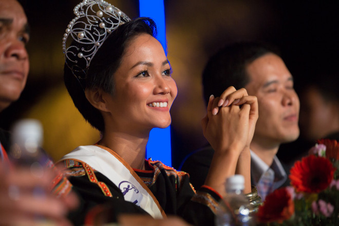 Đoàn xe công nông đón H'Hen Niê về thăm buôn làng quê hương ảnh 13