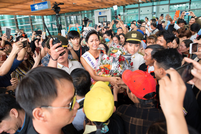 Đoàn xe công nông đón H'Hen Niê về thăm buôn làng quê hương ảnh 1