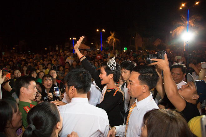 Đoàn xe công nông đón H'Hen Niê về thăm buôn làng quê hương ảnh 18