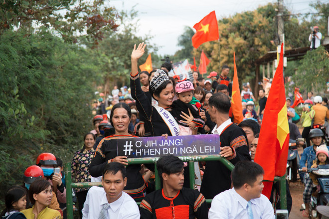 Đoàn xe công nông đón H'Hen Niê về thăm buôn làng quê hương ảnh 2