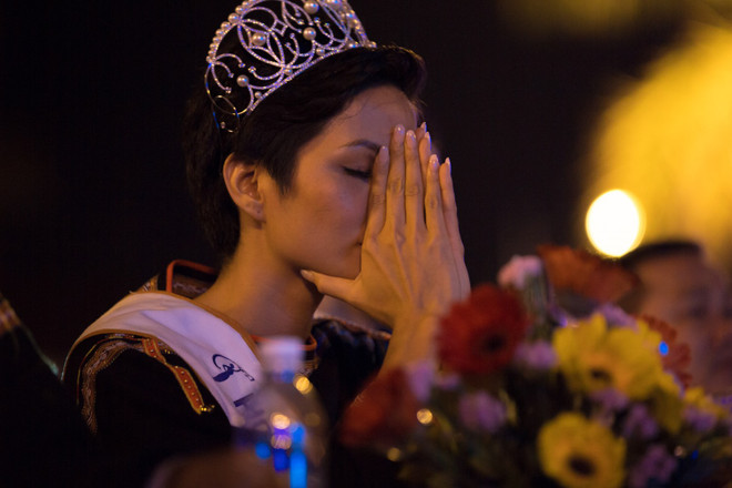 Đoàn xe công nông đón H'Hen Niê về thăm buôn làng quê hương ảnh 16