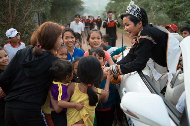 Đoàn xe công nông đón H'Hen Niê về thăm buôn làng quê hương ảnh 12