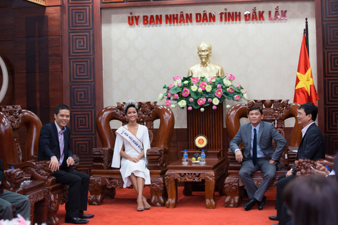 Đoàn xe công nông đón H'Hen Niê về thăm buôn làng quê hương ảnh 7