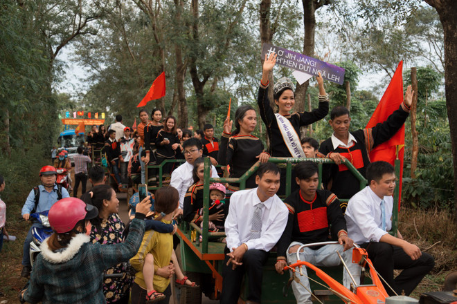 Đoàn xe công nông đón H'Hen Niê về thăm buôn làng quê hương ảnh 8