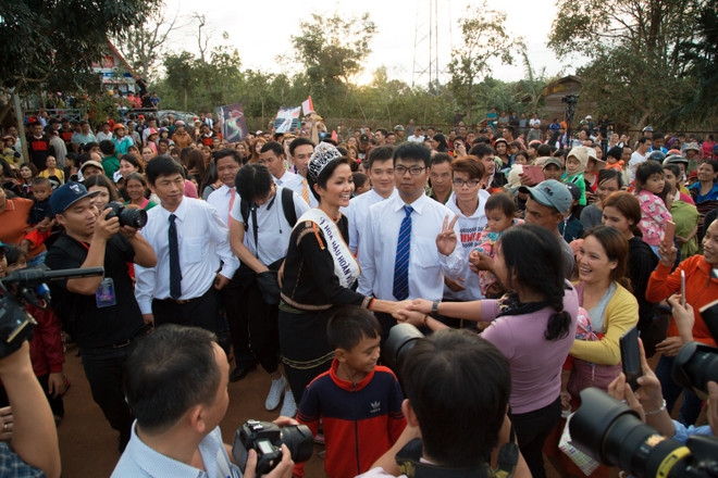 Đoàn xe công nông đón H'Hen Niê về thăm buôn làng quê hương ảnh 11