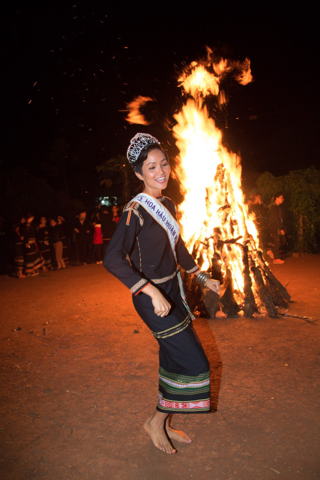 Đoàn xe công nông đón H'Hen Niê về thăm buôn làng quê hương ảnh 19