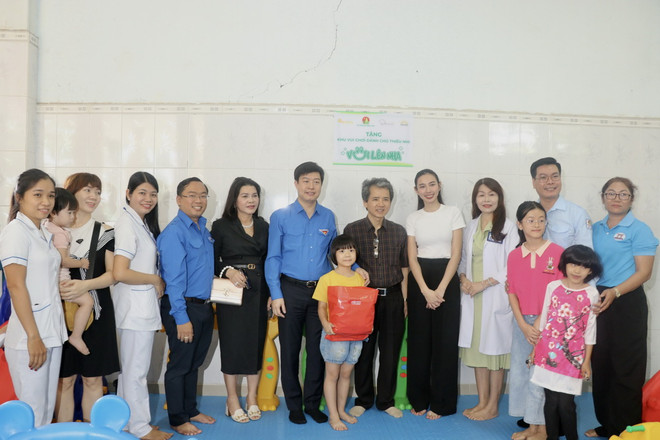 Trao tặng khu vui chơi dành cho thiếu nhi 'Vui lên nha' trị giá 50 triệu đồng tại Bệnh viện Tâm thần Trung ương II tỉnh Đồng Nai. (Ảnh: Lê Xuân/TTXVN) ttxvn-vui-len-nha-819.jpg