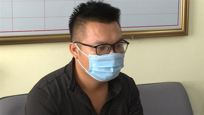Đối tượng Nghiêm Đình Chỉnh tại cơ quan Cảnh sát điều tra. (Ảnh: TTXVN phát) Triệt phá ổ nhóm tổ chức đánh bạc dưới hình thức cá độ bóng đá ảnh 1