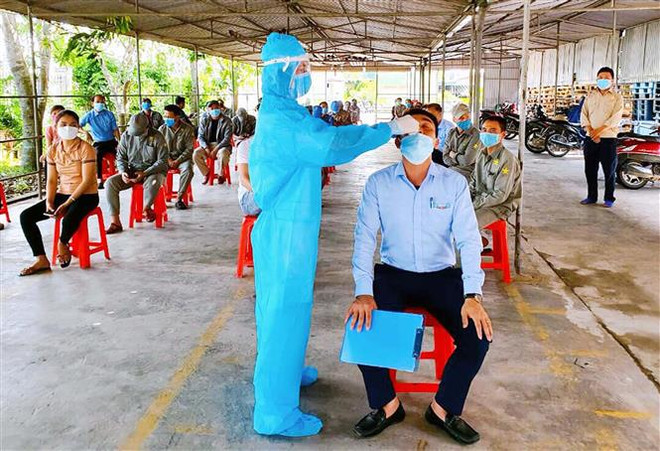 Lực lượng y tế lấy mẫu xét nghiệm cho người dân Hà Tĩnh. (Nguồn: TTXVN) Hà Tĩnh và Hưng Yên tiếp tục ghi nhận ca dương tính với SARS-CoV-2 ảnh 1