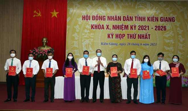 Trao kết quả xác nhận tư cách đại biểu HĐND tỉnh khóa X cho người trúng cử. (Ảnh: Lê Sen/TTXVN) Bầu các chức danh chủ chốt của Hội đồng Nhân dân, UBND tỉnh Kiên Giang ảnh 1