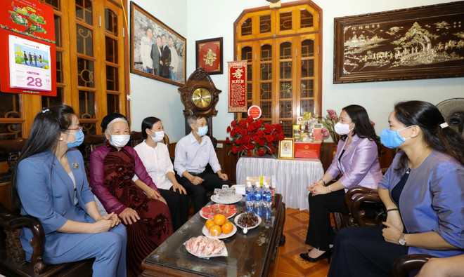 Phó Chủ tịch nước Võ Thị Ánh Xuân thăm gia đình ông Nguyễn Văn Lợi, xã Yên Sở, huyện Hoài Đức, Hà Nội. (Ảnh: Nguyễn Điệp/TTXVN) Phó Chủ tịch nước Võ Thị Ánh Xuân thăm các gia đình tiêu biểu ở Hà Nội ảnh 2