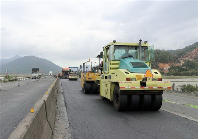 Chủ đầu tư huy động 8 nhà thầu với hơn 70 đầu thiết bị máy móc và 120 công nhân để sửa chữa Quốc lộ 1. (Ảnh: Xuân Triệu/TTXVN) Lùi thời gian hoàn thành sửa chữa Quốc lộ 1 đoạn qua Phú Yên ảnh 1