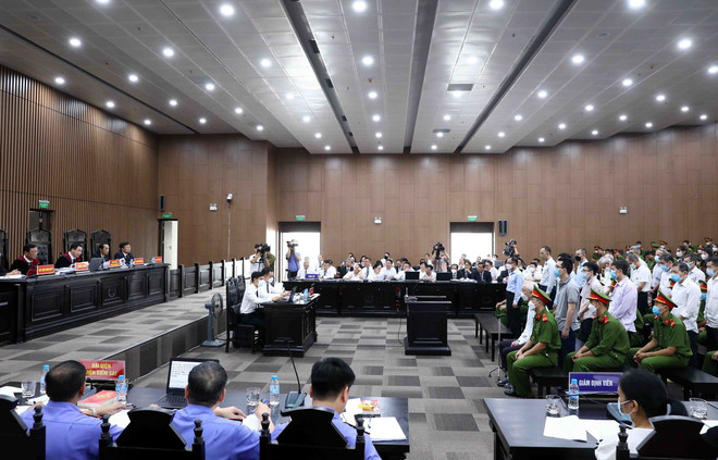 Quang cảnh phiên tòa xét xử sơ thẩm vụ án vi phạm trong quản lý, sử dụng đất đai xảy ra tại tỉnh Bình Dương hồi tháng 8/2022. (Nguồn: TTXVN) Cựu Chủ tịch UBND tỉnh Bình Dương Trần Thanh Liêm mong được giảm án ảnh 1