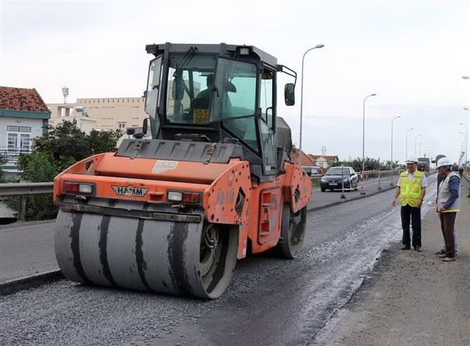 Các đơn vị giám sát tăng cường kiểm tra chất lượng thi công. (Ảnh: Xuân Triệu/TTXVN) Lùi thời gian hoàn thành sửa chữa Quốc lộ 1 đoạn qua Phú Yên ảnh 2