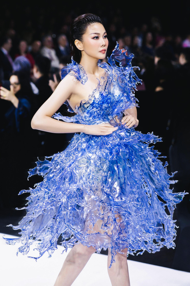 Thời trang cao cấp từ phế liệu “oanh tạc” tuần lễ thời trang quốc tế ảnh 1