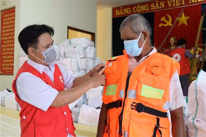 Trao tặng 15.000 bộ áo phao cứu sinh đa năng cho ngư dân nghèo ảnh 1
