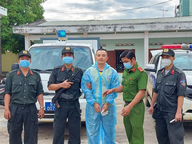 Đối tượng Lê Văn Phi (biệt danh Phi đen, sinh năm 1986, quê Nghệ An) bị bắt để điều tra về hành vi bắt giữ người trái pháp luật. (Ảnh: TTXVN phát) Bình Dương: Bắt giữ đối tượng trốn truy nã, sang Lào tiếp tục gây án ảnh 1
