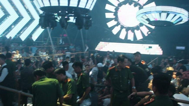 Hàng trăm thanh niên sử dụng trái phép chất ma túy trong quán bar ST Club-Làn Sóng Trẻ bị Công an thành phố Biên Hòa phát hiện. (Ảnh: Sỹ Tuyên/TTXVN) Xử phạt gần 200 người sử dụng ma túy trong một quán bar ở Đồng Nai ảnh 1