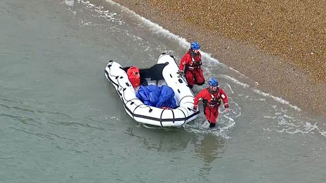 Bắt giữ 2 nghi phạm "đưa người nhập cư bất hợp pháp" vào Anh ảnh 1