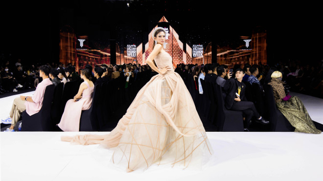 Đêm diễn “bùng nổ” của Tuần lễ Thời trang quốc tế VN Xuân Hè 2022 ảnh 7