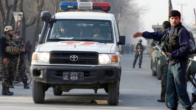 Lực lượng an ninh tại hiện trường một vụ nổ. (Nguồn: Reuters) Afghanistan: Nhiều vụ nổ tại Kabul, ít nhất 11 người thương vong ảnh 1