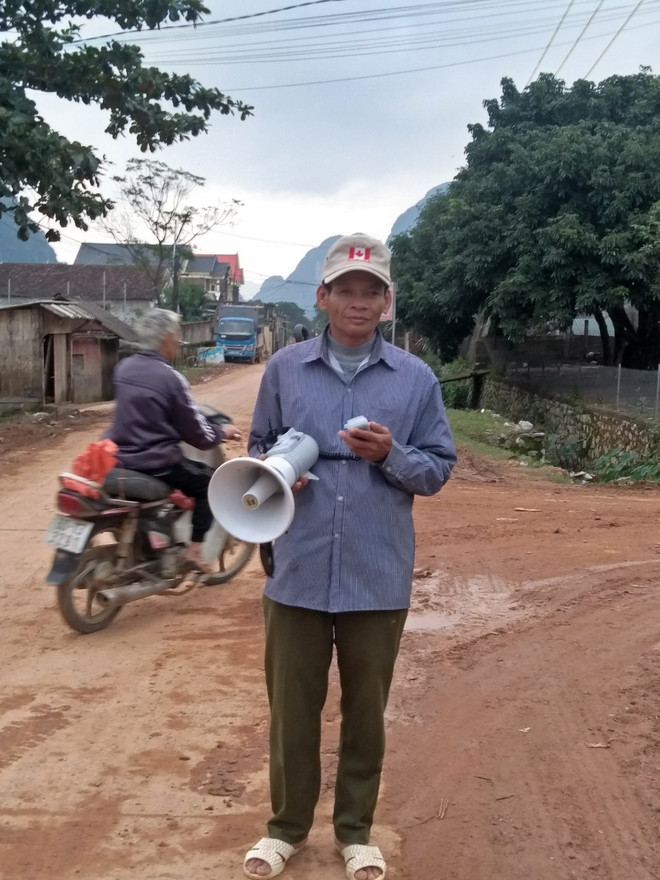 Trưởng thôn cầm loa Megaphone đi từng xóm, gõ từng nhà để tuyên truyền vận động các công việc của thôn, xóm đến người dân. (Nguồn: Vietnam+) Quảng Bình: Nâng cao hiệu quả của hệ thống phát thanh xã trong dân ảnh 3