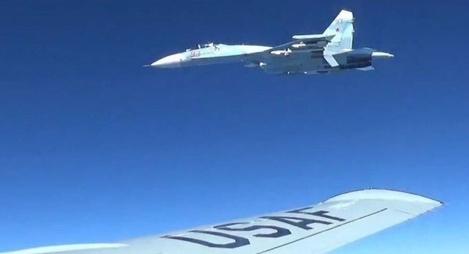 Chiến đấu cơ Nga Su-27 Flanker trong một lần đón chặn máy bay trinh sát Mỹ RC-135U trên biển Baltic (Nguồn:Reuters) Nga phát hiện hơn 30 "máy bay do thám nước ngoài" gần biên giới ảnh 1