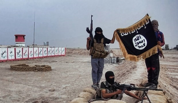Các tay súng IS. (Nguồn: AFP/TTXVN) Iraq bắt giữ 'thủ lĩnh hành chính' của IS tại sân bay Baghdad ảnh 1