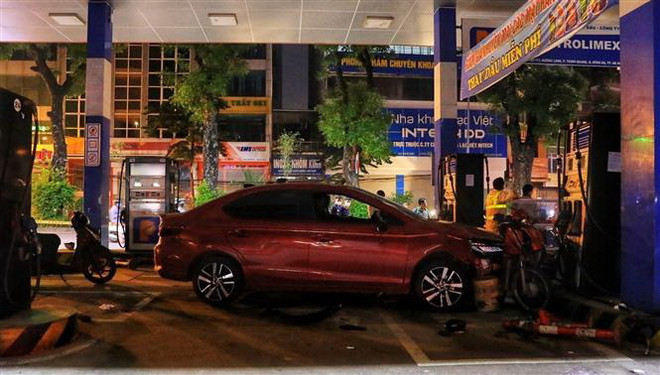 Ôtô đâm vào cây xăng trên đường Láng khiến nhiều người bị thương ảnh 1